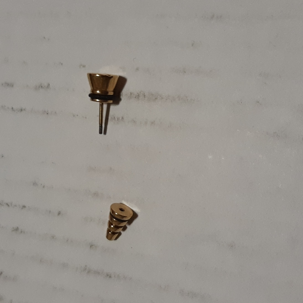 Ear Rings. 18 karat gold plating. They look like Flathead screws. - Picture 2 of 4